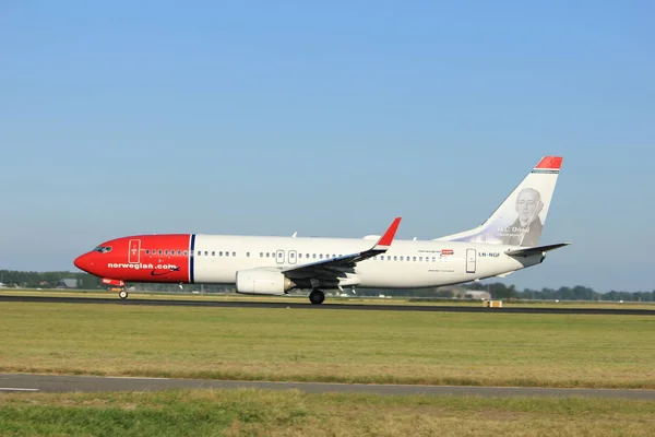 Амстердам, Нідерланди - 18 серпня 2016 року: Ln-Ngf Норвезька повітря трансфер Boeing 737 — стокове фото