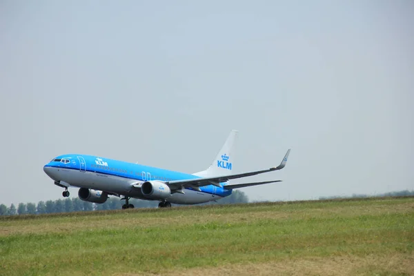 Ámsterdam, Países Bajos - 12 de junio de 2015: PH-BCE KLM Boeing 737 — Foto de Stock