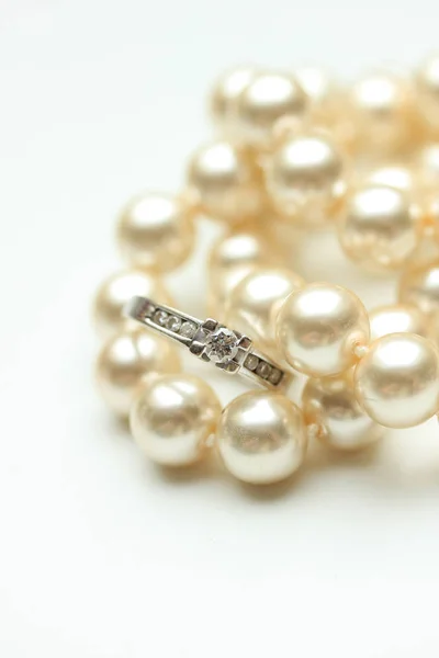 Diamantový prsten a perly — Stock fotografie