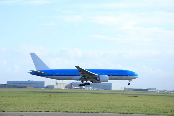 Airplane approaching runway — Stock Photo, Image