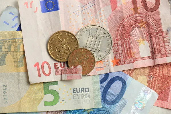Gescheurde opmerking en vintage Griekse euromunten — Stockfoto