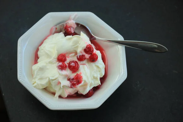 Bayas rojas y yogur — Foto de Stock