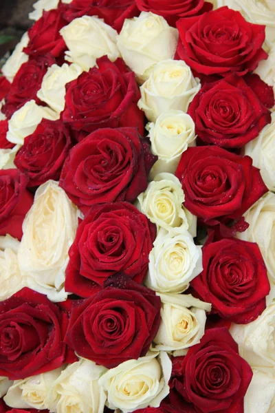 Свадебное украшение в красно-белом цвете — стоковое фото