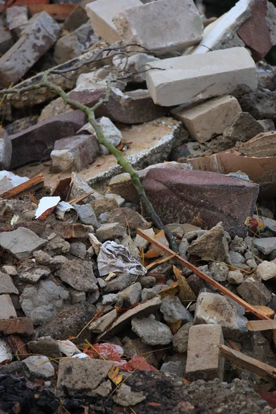 벽돌에 쓰레기 수거통 — 스톡 사진
