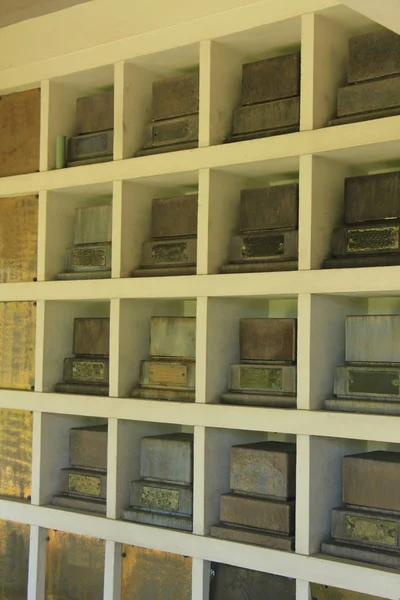 Columbarium muur in de buurt van crematorium — Stockfoto