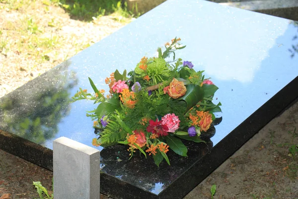 Graven med sympati blommor — Stockfoto