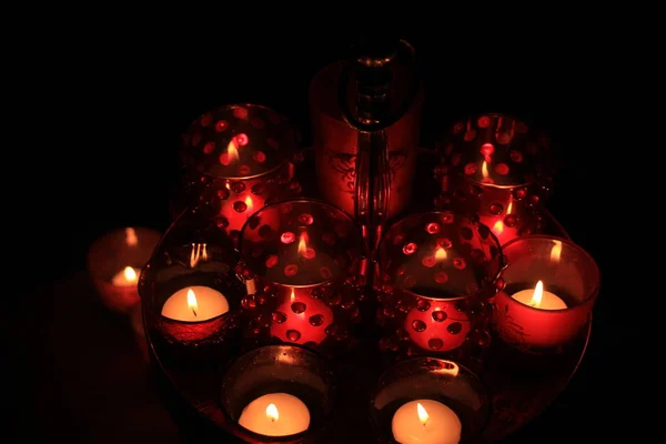 Červené svícny a svíčky — Stock fotografie