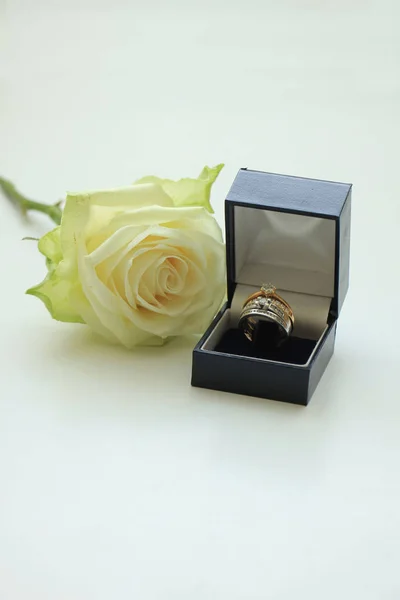 Anéis de noivado em caixas — Fotografia de Stock