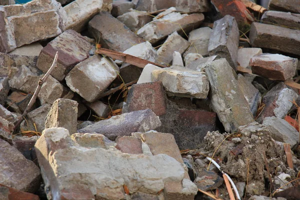 Briques dans une benne à ordures — Photo