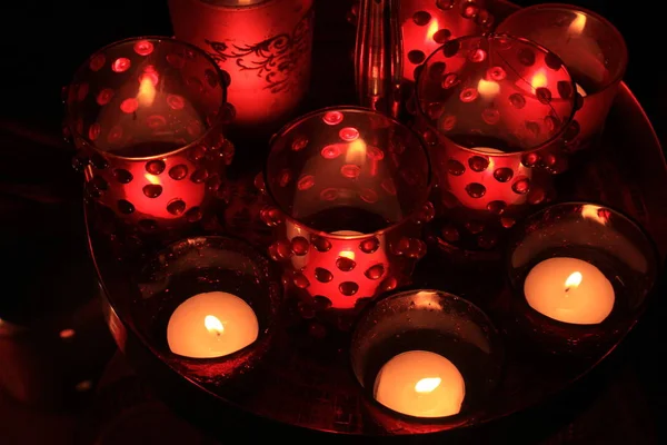 Красные вотивы и свечи — стоковое фото