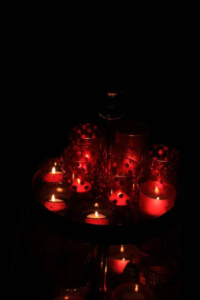 Rode votives en kaarsen — Stockfoto