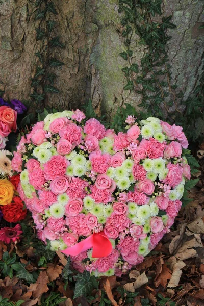 Taziye Çiçek şekilli kalp — Stok fotoğraf