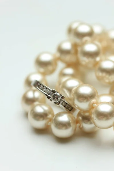 Bague de fiançailles sur perles — Photo