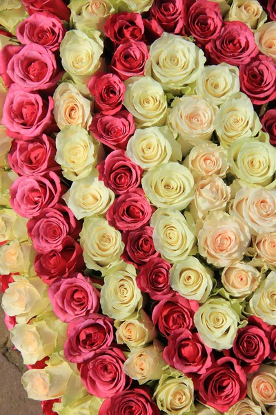 Esküvői elrendezése különböző árnyalatú rózsaszín rózsa — Stock Fotó