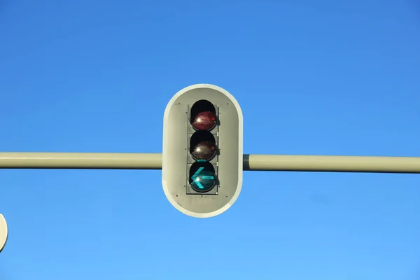 Luzes de trânsito em um céu azul claro — Fotografia de Stock