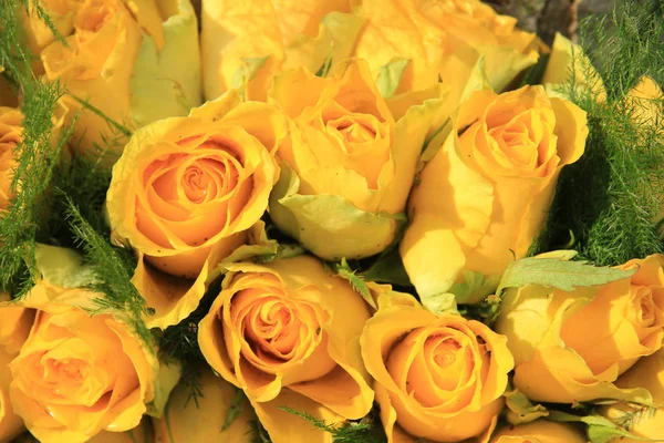 Yellow rose wedding arrangement — Stock Photo, Image