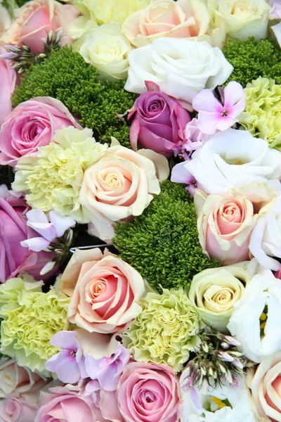 Fialové, růžové a bílé svatební dekoraci — Stock fotografie