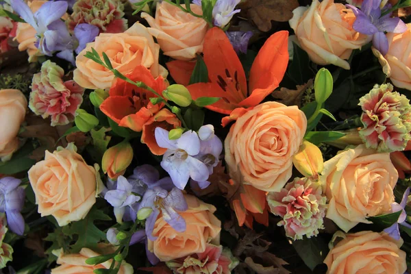 Lilie a růže v svatební květiny — Stock fotografie