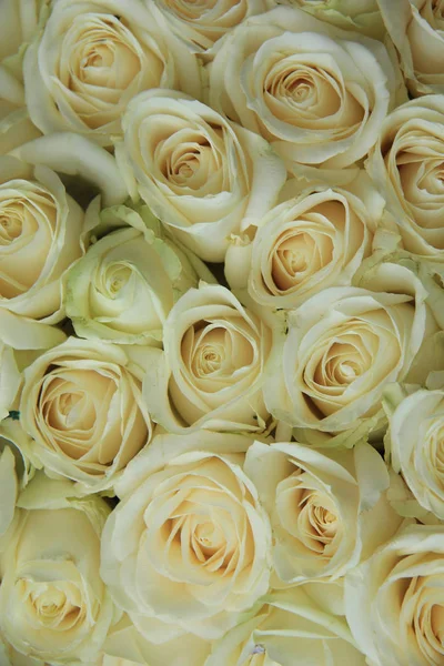 Bílé růže v svatební kytice — Stock fotografie