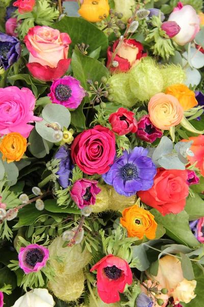 Wildblumen-Arrangement in leuchtenden Farben — Stockfoto