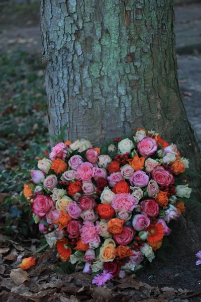 एका झाडाजवळ हृदय आकाराचे सहानुभूती wreath — स्टॉक फोटो, इमेज
