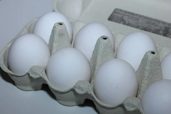 Huevos en una caja de cartón —  Fotos de Stock