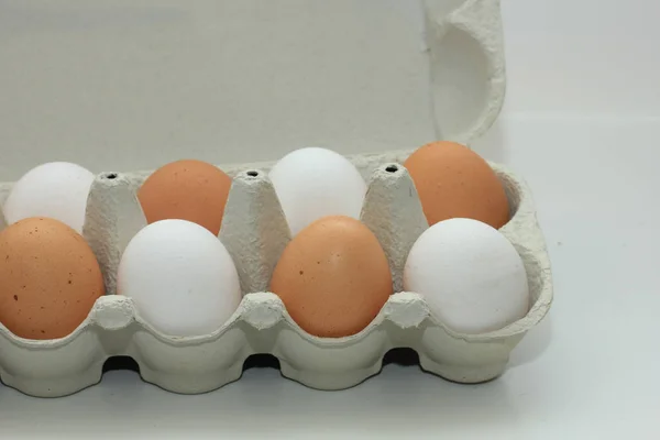 Eieren in een kartonnen doos — Stockfoto