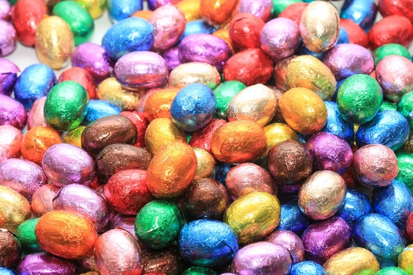 Ovos de Páscoa de chocolate coloridos — Fotografia de Stock