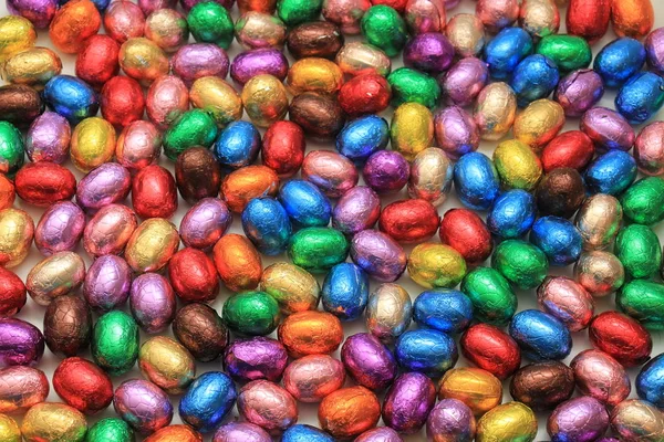 Ovos de Páscoa de chocolate coloridos — Fotografia de Stock