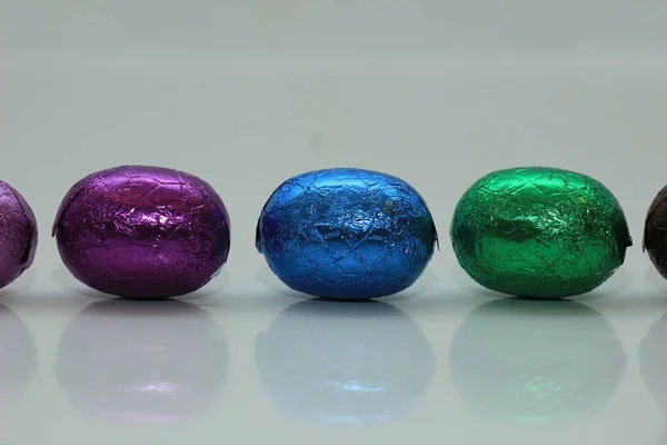 Kolorowe Czekoladowe jaja wielkanocne — Zdjęcie stockowe