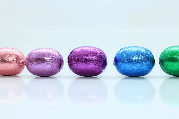 Huevos de Pascua de chocolate de colores — Foto de Stock