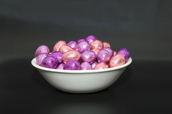 Huevos de Pascua en un tazón — Foto de Stock