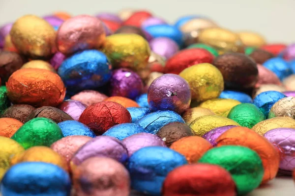 Uova di Pasqua al cioccolato colorate — Foto Stock