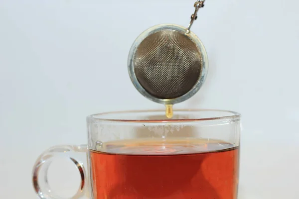 Заваривание чая с infuser — стоковое фото