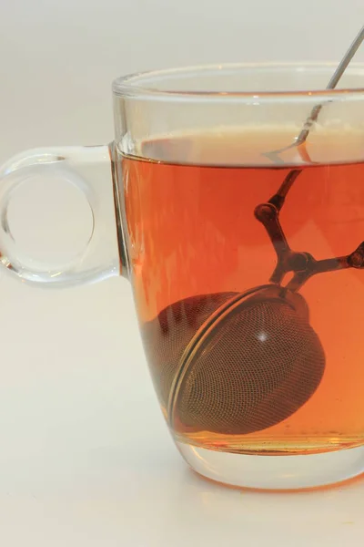 Hacer té con infusor — Foto de Stock