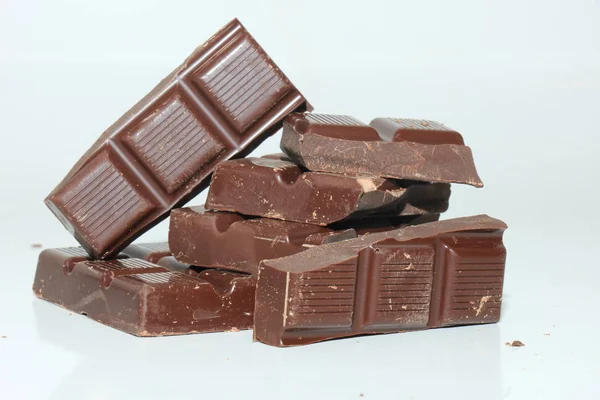 Trozos de una barra de chocolate negro —  Fotos de Stock