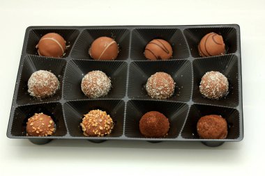 Bir tepsi içinde çeşitli çikolatalar