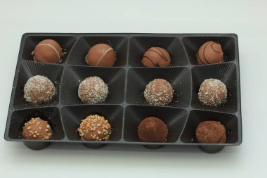 Bir tepsi içinde çeşitli çikolatalar