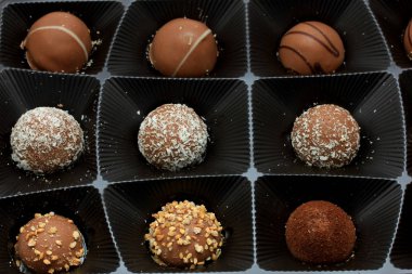 Bir tepsi içinde çeşitli çikolatalar