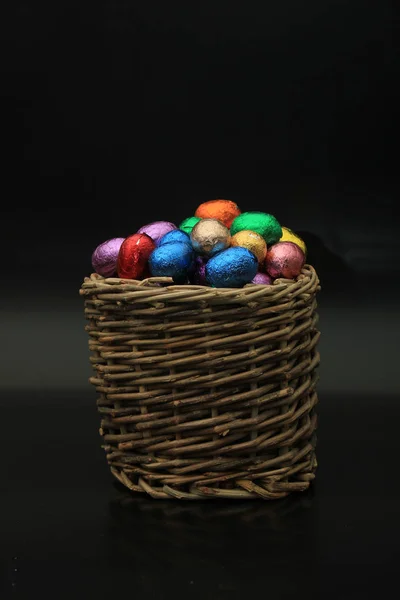 复活节彩蛋放在柳条篮里 — 图库照片