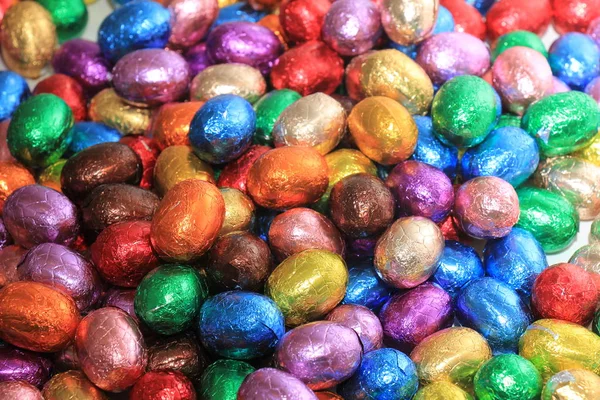 Ovos de Páscoa de chocolate coloridos — Fotografia de Stock
