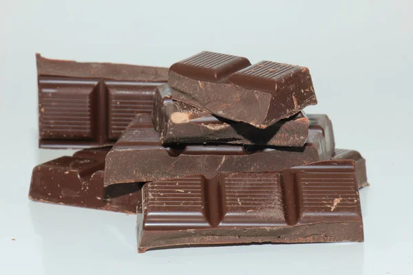 Kousky tmavé čokolády — Stock fotografie