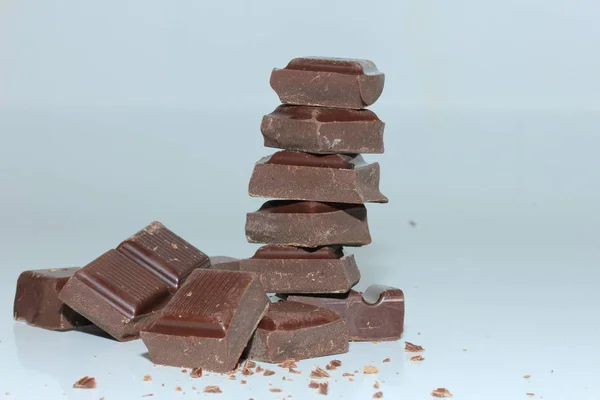 Pièces d'une barre de chocolat noir — Photo