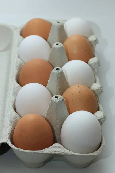 Jaja w pudełku tekturowym — Zdjęcie stockowe