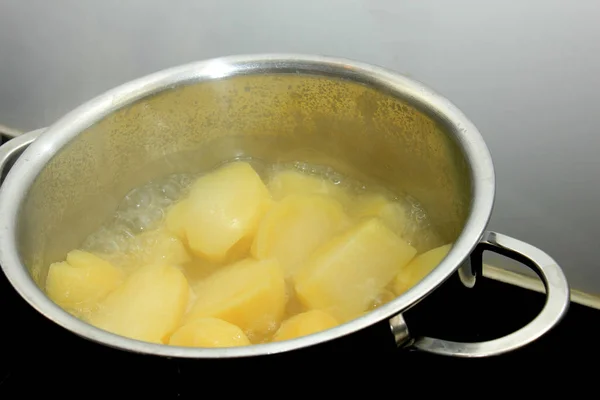 Boiling potatoes in a pan — Stock Photo, Image
