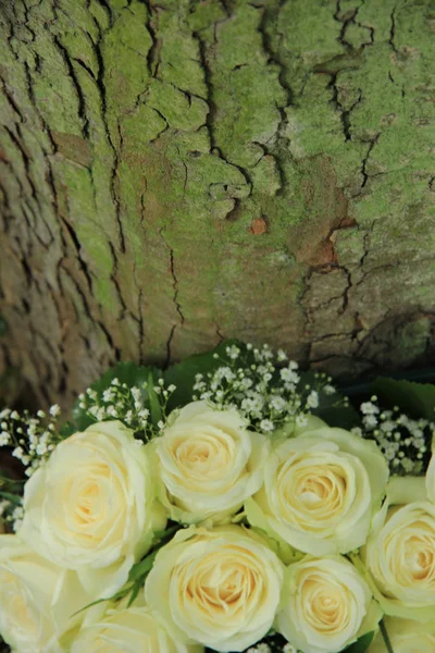 Hochzeitsdekoration im Freien: weiße Blumen — Stockfoto