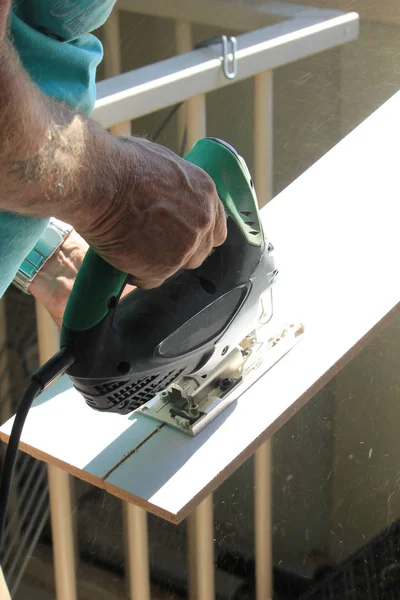 Carpintero trabajando con rompecabezas eléctrico — Foto de Stock
