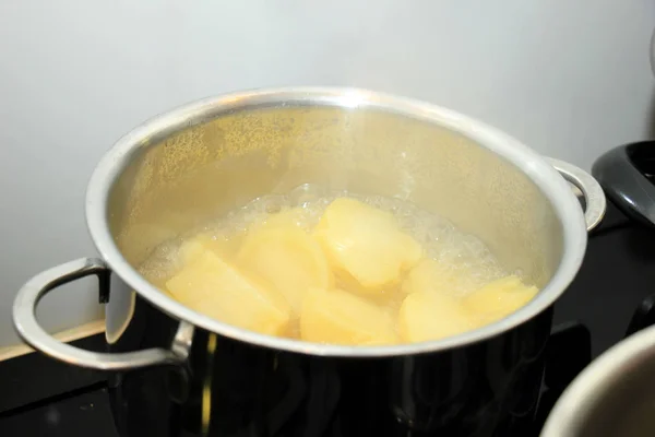 Boiling potatoes in a pan — Stock Photo, Image