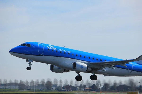 Ámsterdam Países Bajos - 25 de marzo de 2017: PH-EXK KLM Cityhopper Embraer — Foto de Stock