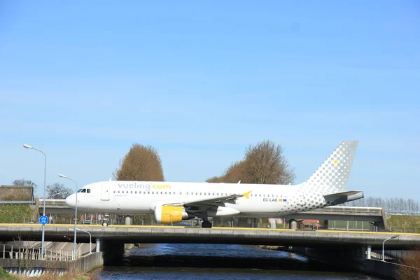 Amsterdam Nederland - 25 maart, 2017: EG-Lab Vueling Airbus — Stockfoto